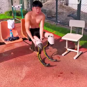 Inspiring man with amputated legs runs!