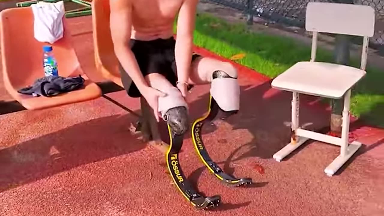 Inspiring man with amputated legs runs!