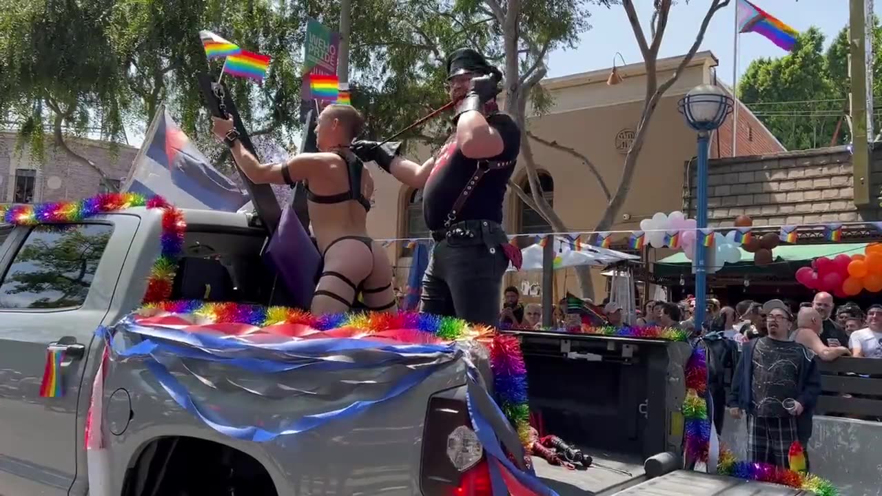 Santa Monica CA: Some Family Friendly 'PRIDE' Public Choking