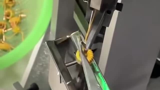 Wire coiling machine makes toroidal inductors and transformers