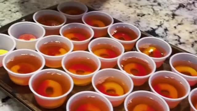 Peach crown Jell-O shots 🤩👀 @Mallory Young #viral #jelloshots #cocktails #mocktails