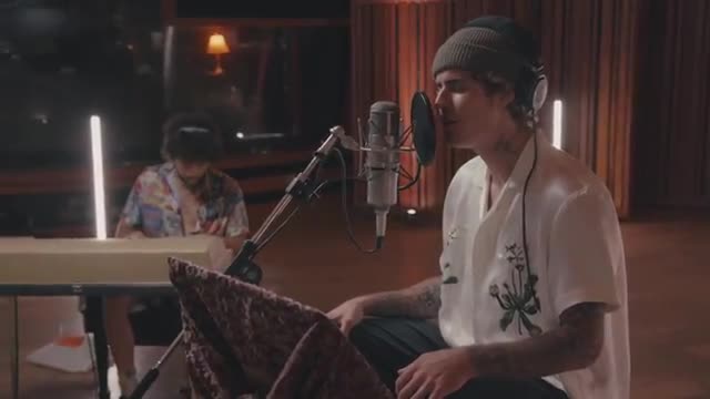 Justin Bieber & benny blanco - Lonely (Official Acoustic Video)