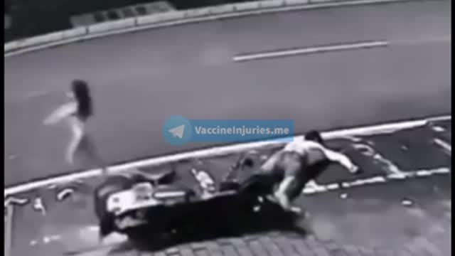 MAN RIDING A SCOOTER DIES SUDDENLY WITH HIS DAUGHTER ON THE BACK (2022)