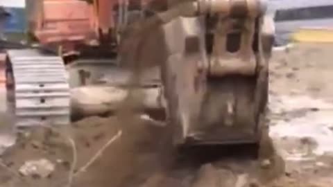 7번 빌딩도 쌍둥이 빌딩과 똑같은 방식으로 무너져 내림. 비행기와 충돌하지 않았는데도.