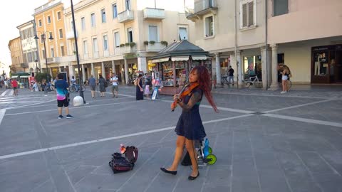 Artisti di strada, violino. Street artists, violin. 🎻