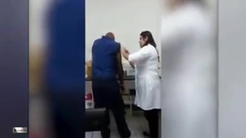 Brazilian taking the vaccine.