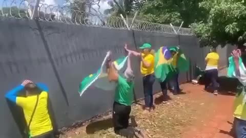 Já faz um ano que esse surto coletivo aconteceu.