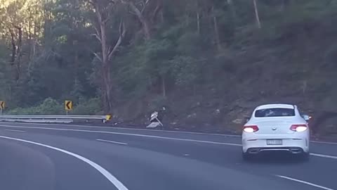 Mercedes C300 Loses Control on Old Pacific Highway