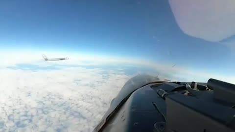 Two US F-16s surprised by a Russian Su-35 | Check Description