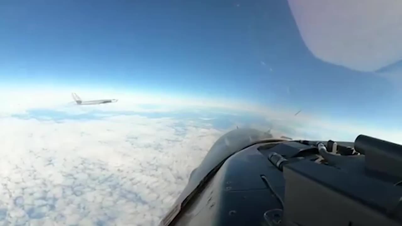 Two US F-16s surprised by a Russian Su-35 | Check Description