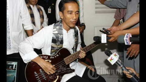 Pak Jokowi sedang ngegitar