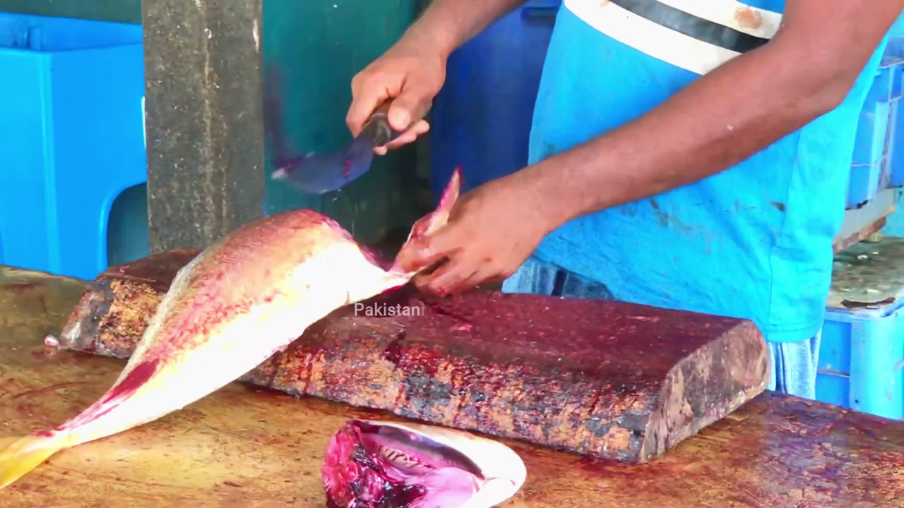 Unbelievable skills in fish cutting