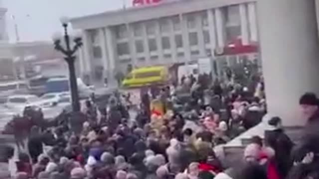 Presumably from the Dnieper, a crowd of people who want to leave gather at the railway station