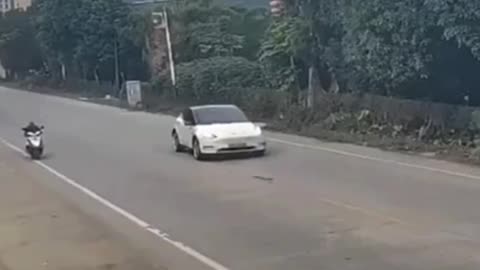 #CHINA 🇨🇳 A #TESLA SUDDENLY TRIPPED AND FATALLY MOWED DOWN 2 PEOPLE AND INJURED SEVERAL OTHERS