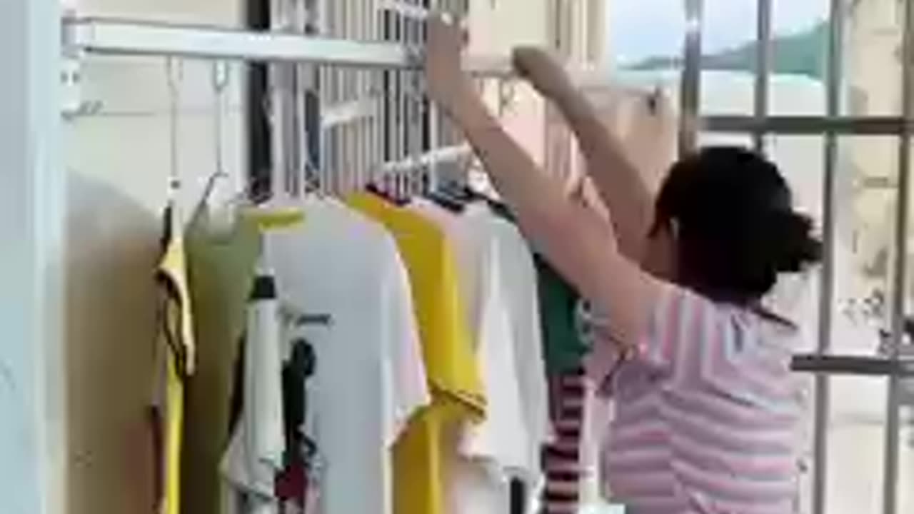 Clothes hanging manager