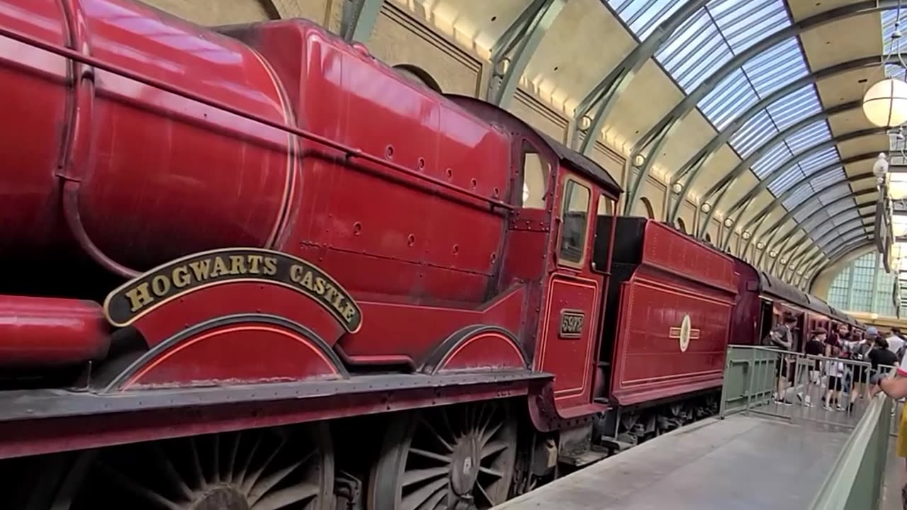 Seeing The Hogwarts Express For The 1st Time #wizardingworld #harrypotter #backtohogwarts #universal