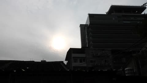 主後2023年5月12日早上七點自家門口拍攝在雲層前面的太陽