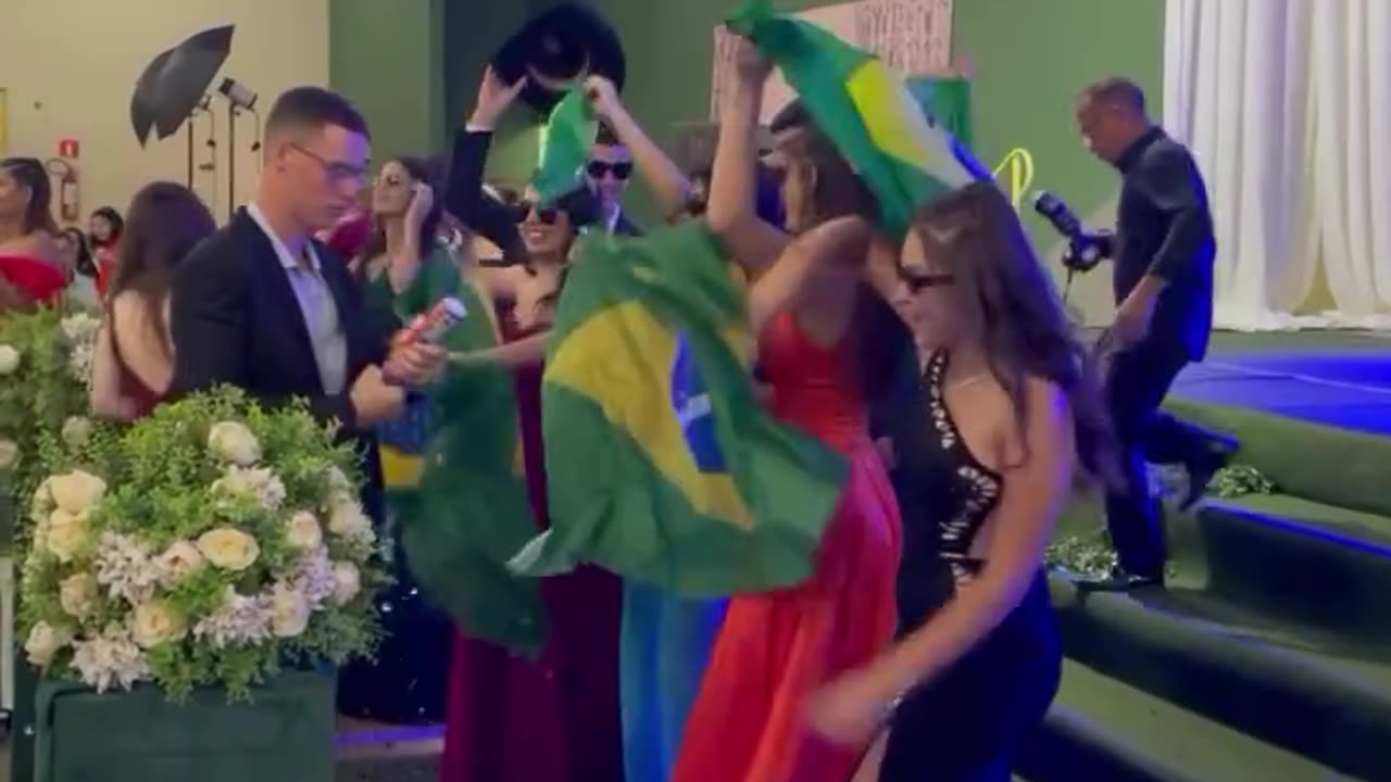 Formatura no Mato Grosso, Formandos homenagem Bolsonaro