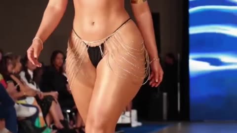 Best modal in bikini 👙 walk