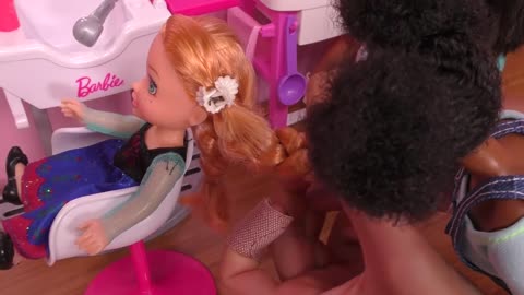 At the Salon ! Elsa and Anna toddlers - haircut - spa - massage - Barbie is the hairstylist - relax