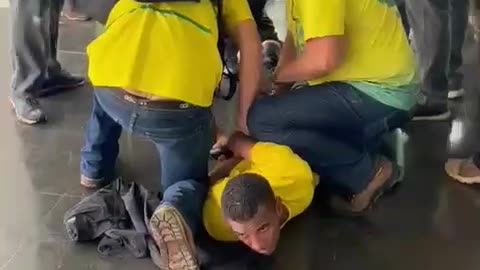 Patriotas contendo um infiltrado
