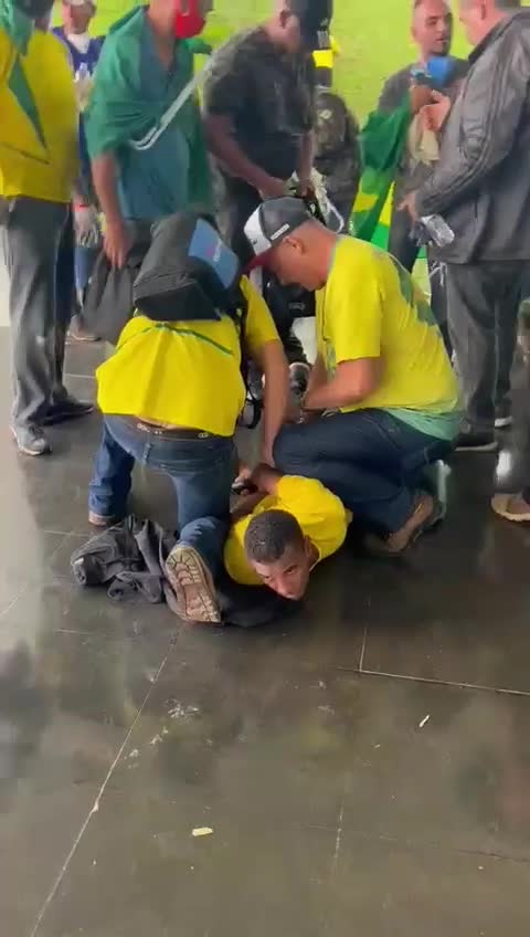 Patriotas contendo um infiltrado