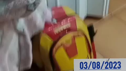 Laura não consegue levantar a sua muchila para ir a escola