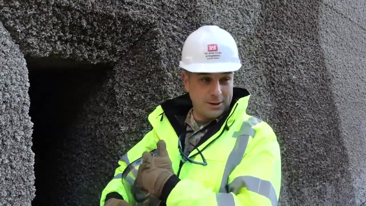 Barnacle scraping at Ballard Locks_2