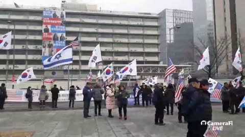 . 2 미국 대사관 앞 애국 시민들 .. (Appeal to foreigners). 과 외국인에게 국내 문제를 알리는 애국어르신들 .