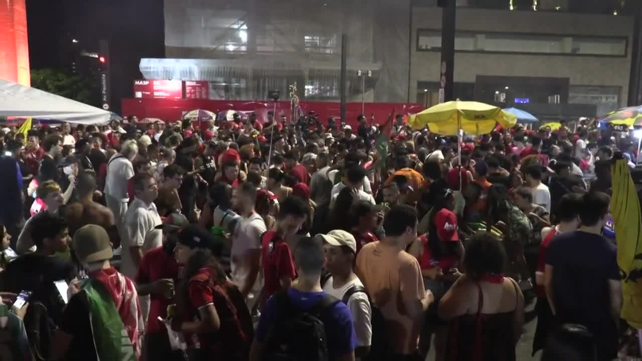 Brazil: supporters celebrate as Lula holds narrow leads | AFP