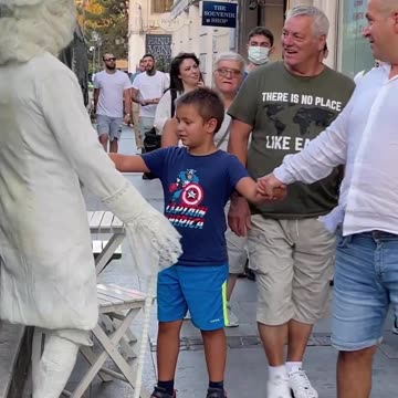 Dad was showing his son the statue 😂🕺😂 Prank