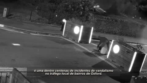 Residentes em Oxford Destroem Balizas Que Restringem a Liberdade de Movimento.