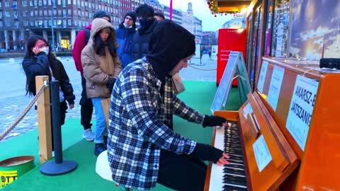 CHRISTMAS SONGS PUBLIC PIANO MASHUP BUDAPEST