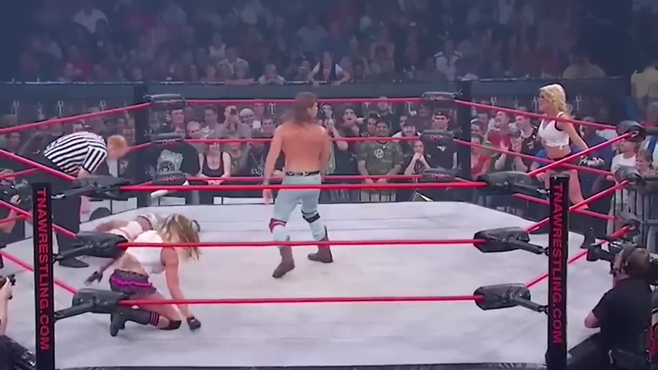 Wrestling between sexy'girls