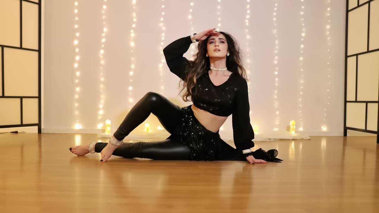 BEAUTIFUL GIRL DANCE IN BOLLYWOOD SONG