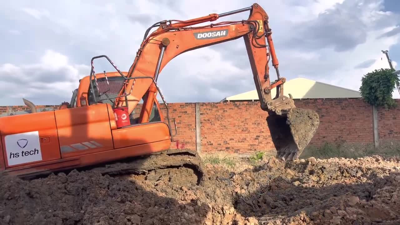 DOOSAN DX-300-LC-HD Excavator Dig mud Dirt To prepare drainage and roads Be Tong