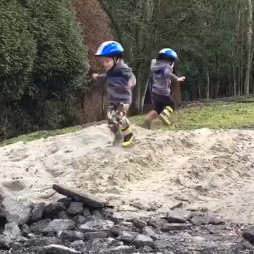 Identical twins prove that everything they do is in sync