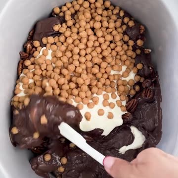 Slow Cooker Chocolate Caramel Pecan Clusters