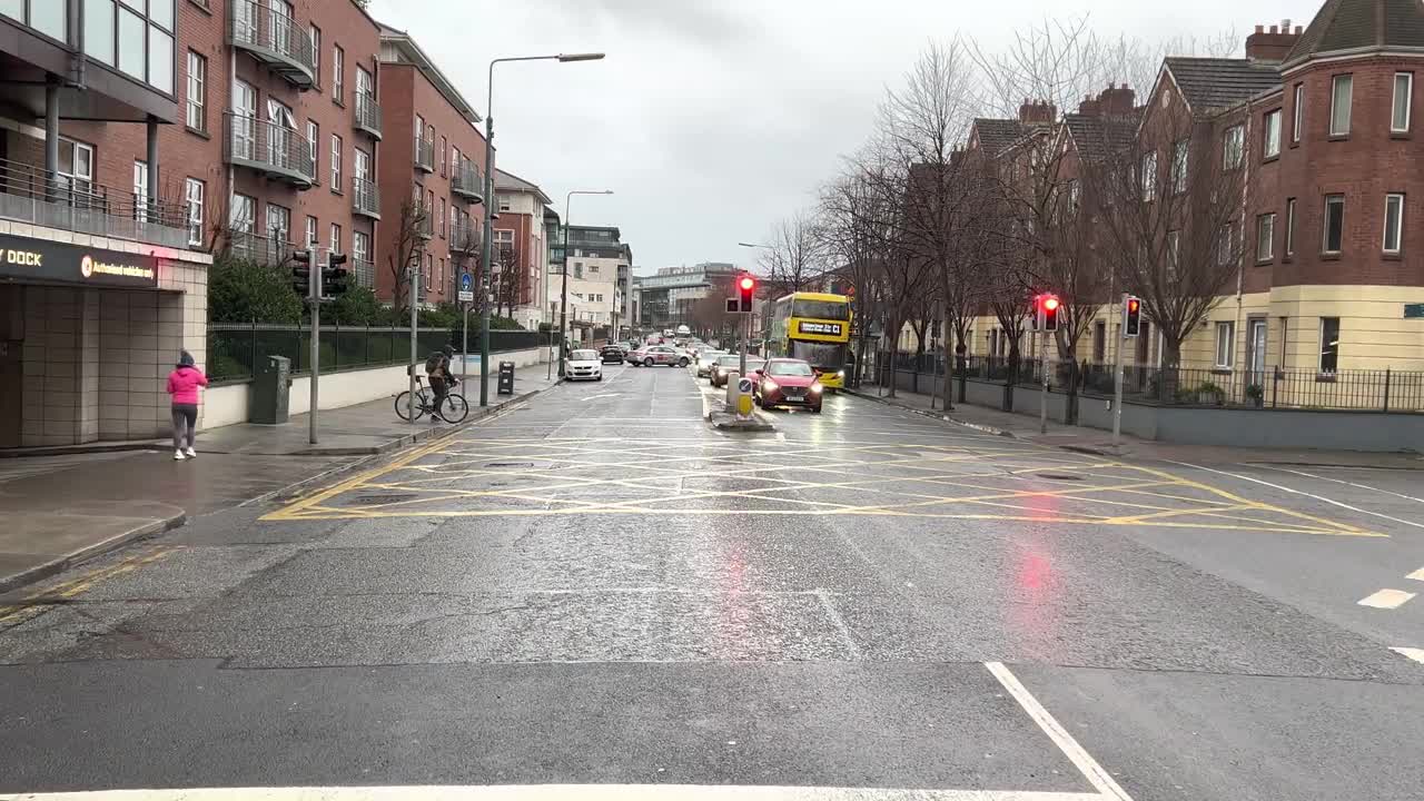 Driving Downtown - Misty Morning - South Dublin 4K(00h25m15s-00h27m47s)