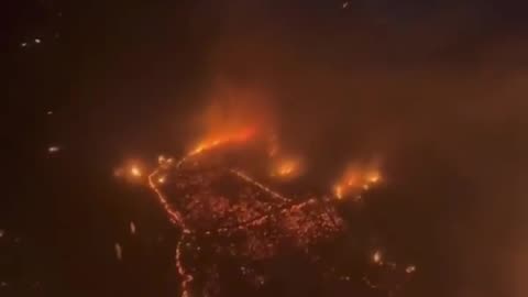 マウイ島のこの火災の件は納得がいきません。 どうして水上のすべてのボートも燃えて、街の周りに完全な火の輪ができたのでしょうか