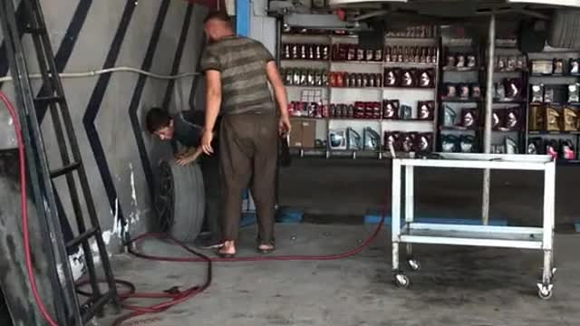 Repair shop, automobile tire disassembly, maintenance and repair