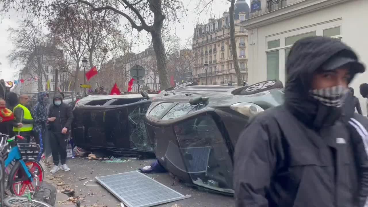 PKK supporters burned and destroyed civilian vehicles in the French capital.
