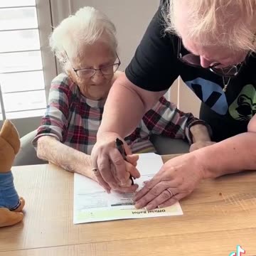 That´s so nasty ! An elderly women votes for Kamala. But why?! Watch the video