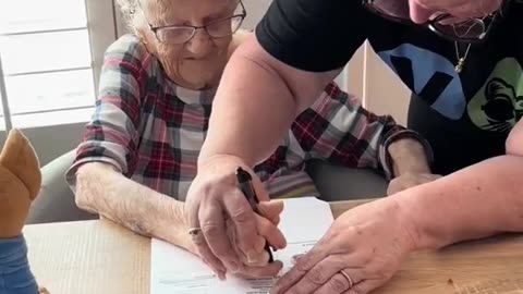 That´s so nasty ! An elderly women votes for Kamala. But why?! Watch the video