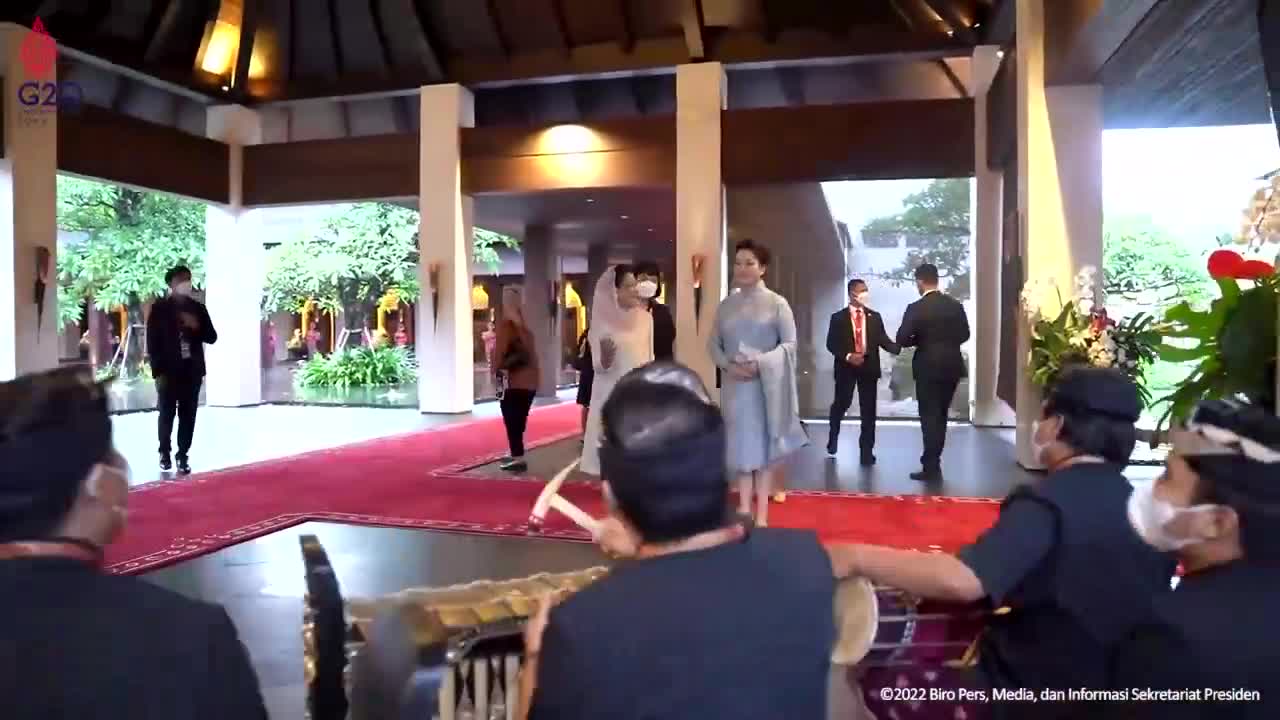 Ibu Iriana Jokowi Sambut Madam Peng Liyuan, Bali, 16 November 2022