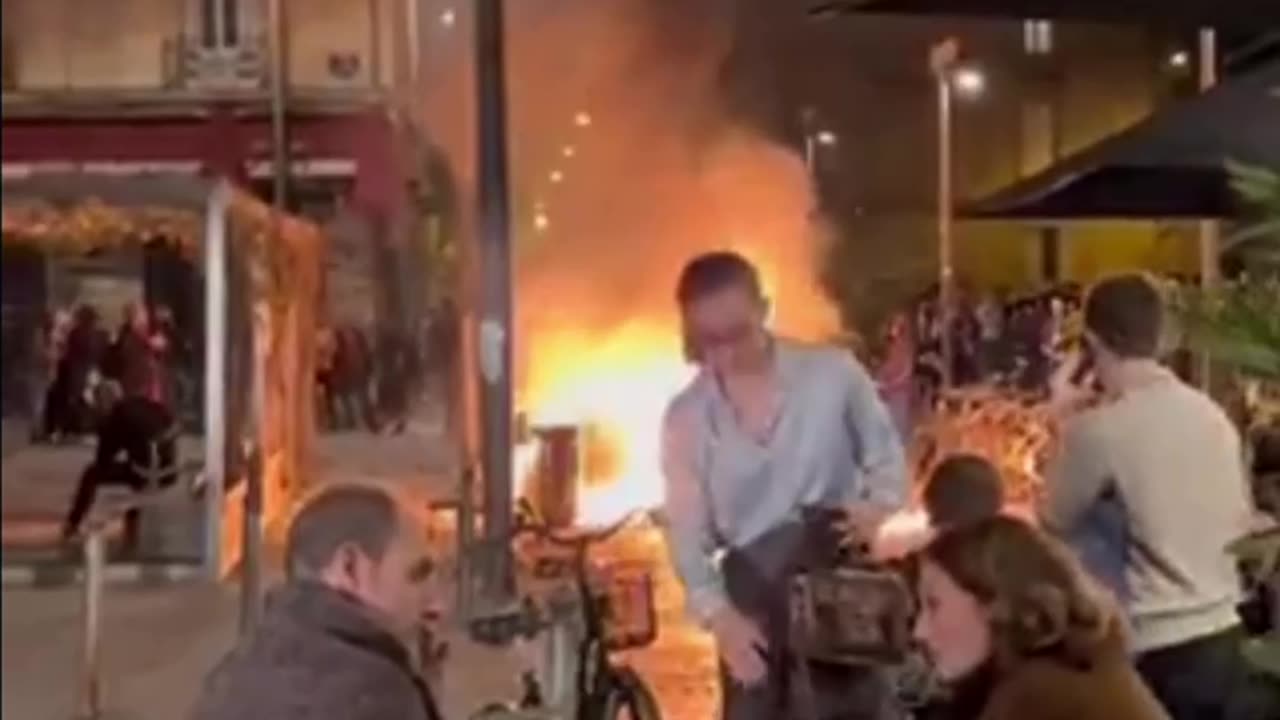 Romantic date in Paris. Dinner under the light of the "candles".