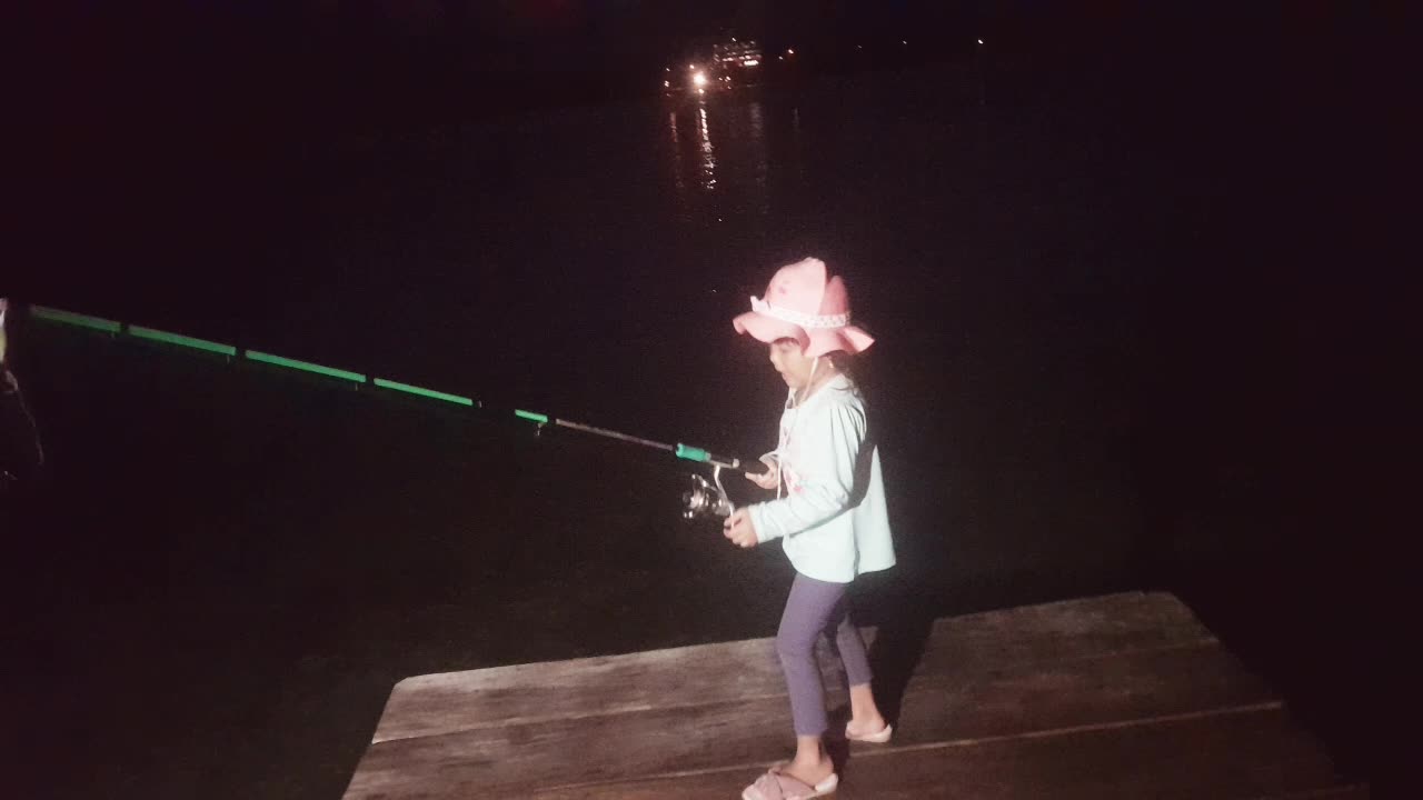 Bocah cilik berdua bersama saudaranya belajar mancing