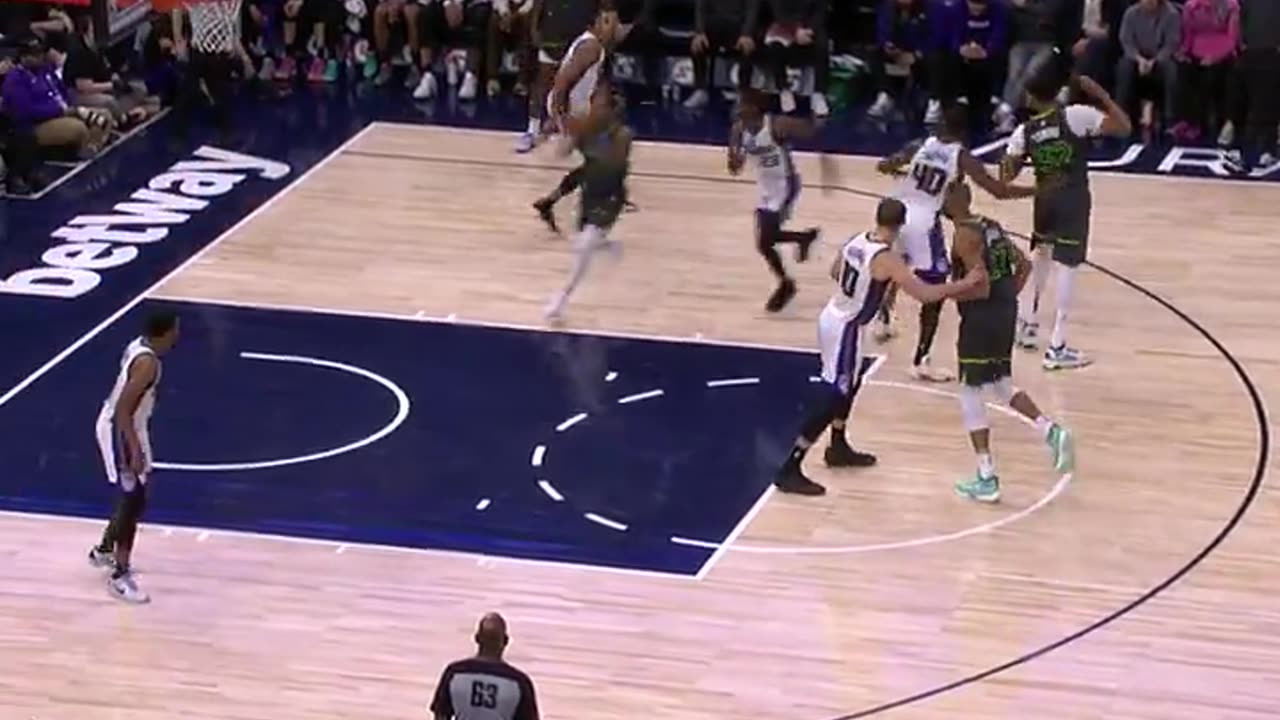 KAT NO-LOOK DIME! Timberwolves Lead by a Hair in Final Minutes!