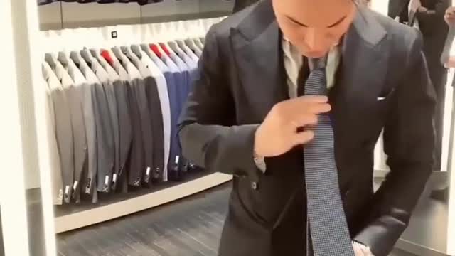 How to tie a tie in 7 seconds