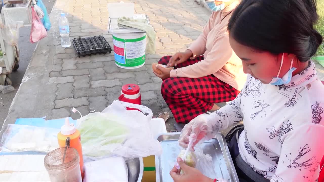 Beautiful Girl Helps Her Mom Selling Khmer Popular Cake - Cambodian Street food